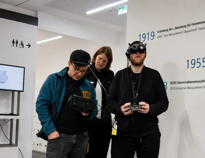 Fabian am Controller beim ZEISS Dreh